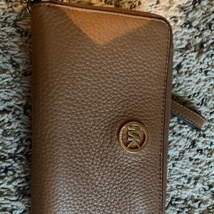 COPY - Michael Khors wallet/wristlet